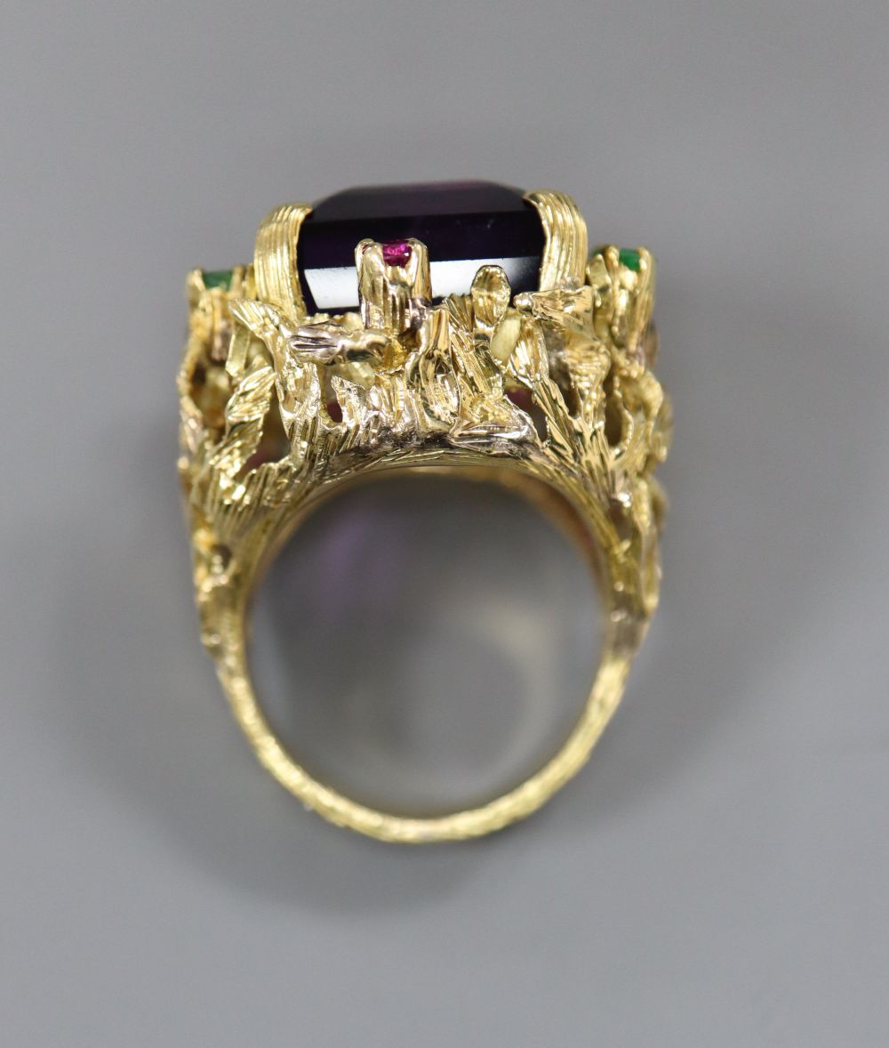 A yellow metal, amethyst, emerald and ruby cluster set naturalistic dress ring, size M, gross 20.9 grams.